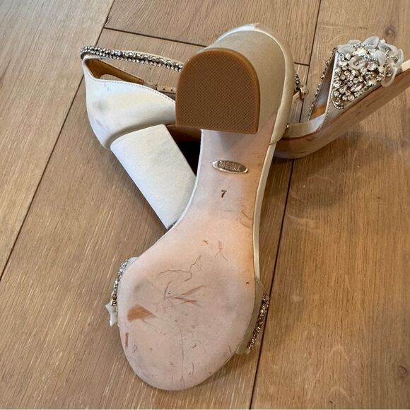 "FINESSE" BY BADGLEY MISCHKA BRIDAL size 7 - Picture 4 of 10